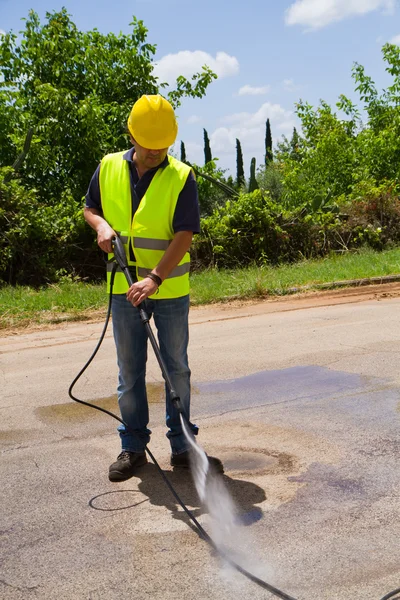 Trabajador en lavado de presión de sombrero duro —  Fotos de Stock