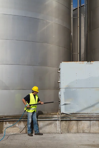 Trabajador en lavado de presión de sombrero duro — Foto de Stock