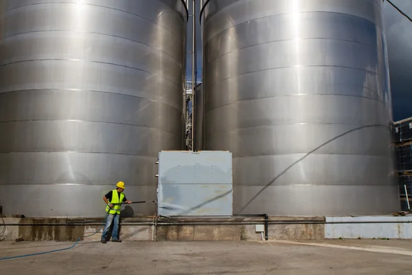 Worker in hard hat pressure washing — Stock Photo, Image