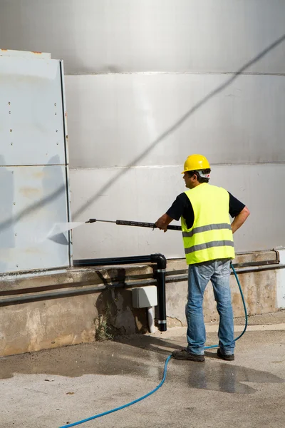 Werknemer in harde hoed druk wassen — Stockfoto