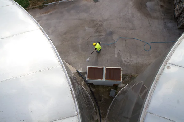 Trabajador en lavado de presión de sombrero duro — Foto de Stock