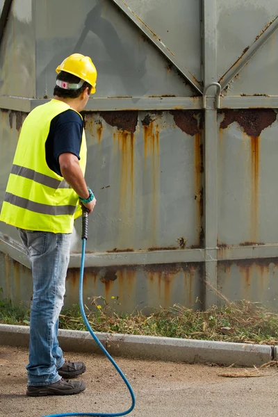 Εργάτη σε πλυντήριο πίεσης σκληρό καπέλο — Φωτογραφία Αρχείου