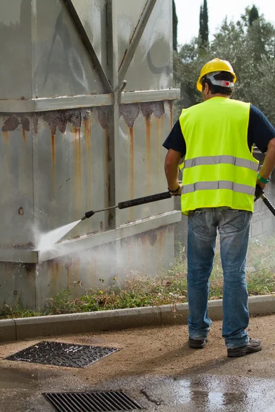 Werknemer in harde hoed druk wassen — Stockfoto