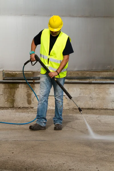 Trabajador en lavado de presión de sombrero duro —  Fotos de Stock