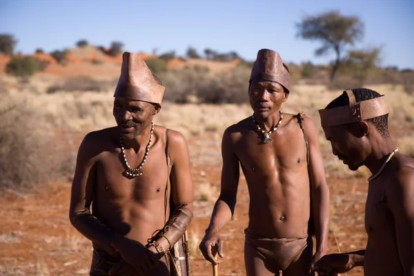 San people in native settlement — Stock Photo, Image