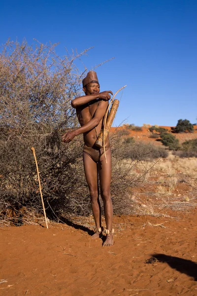 San homem em assentamento nativo — Fotografia de Stock