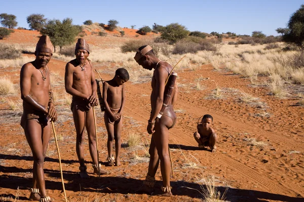 San people in native settlement — Stock Photo, Image