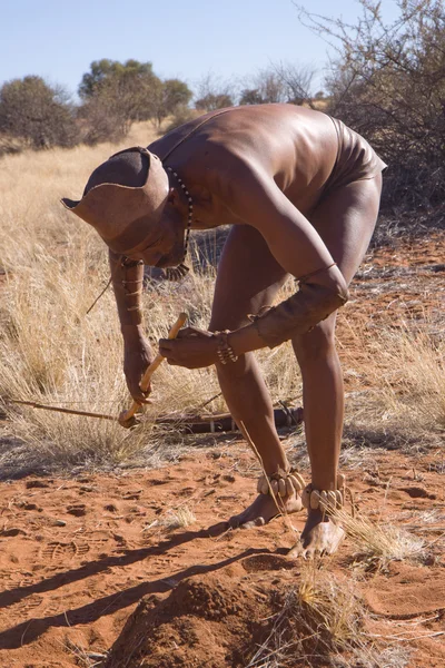 San man i infödd bosättning — Stockfoto