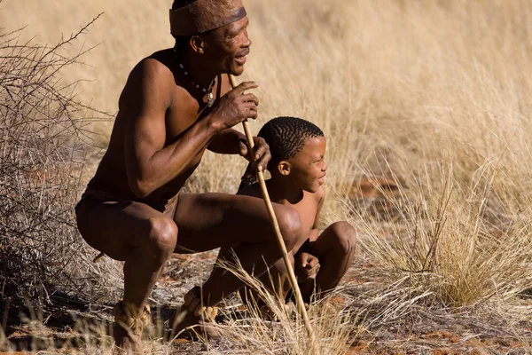 San people in native settlement — Stock Photo, Image