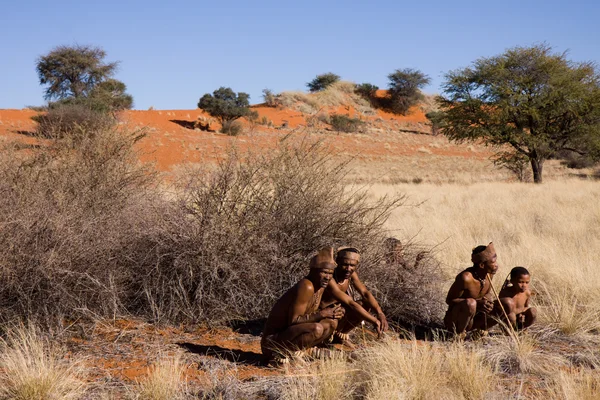 San people in native settlement — Stock Photo, Image