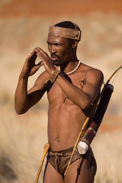 San homem em assentamento nativo — Fotografia de Stock