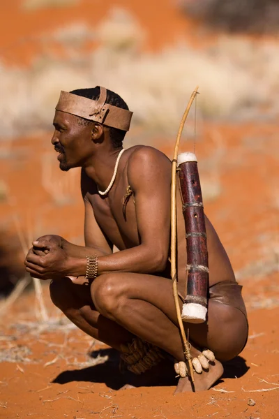 San homem em assentamento nativo — Fotografia de Stock