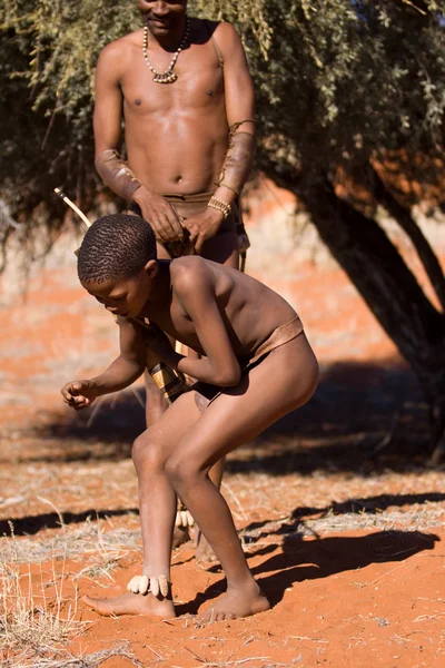 San people in native settlement — Stock Photo, Image