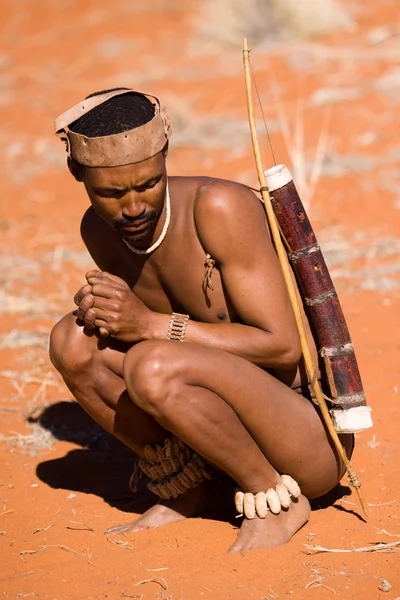 San homem em assentamento nativo — Fotografia de Stock