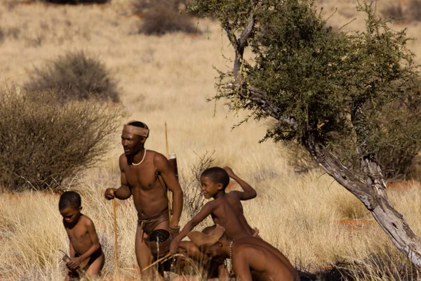San folk i infödd bosättning — Stockfoto