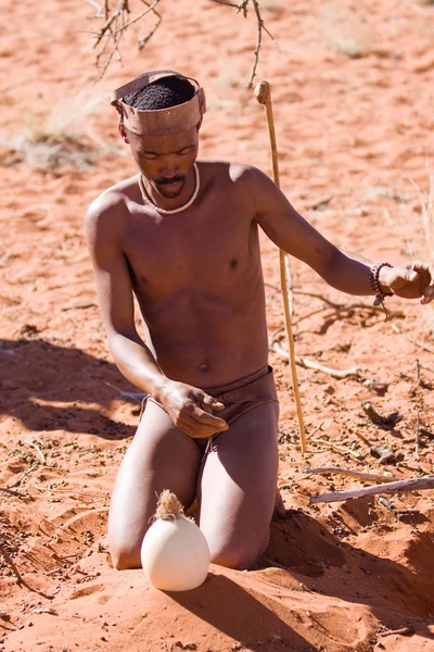 San man i innfødt bosetning – stockfoto