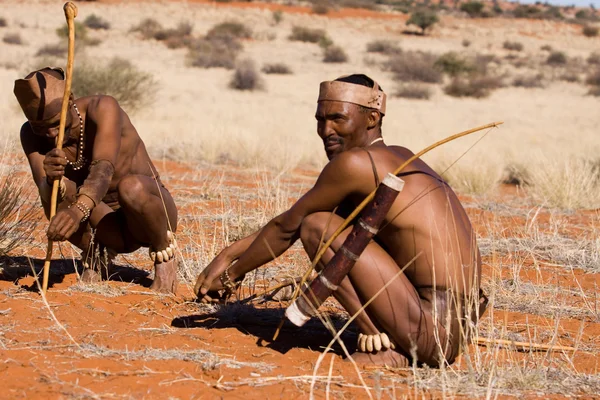 San people in native settlement — Stock Photo, Image