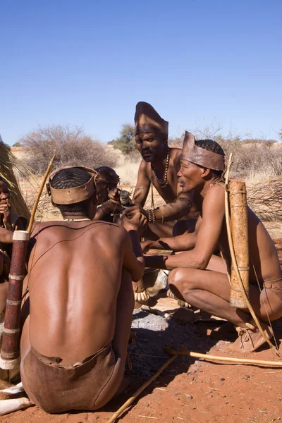 San people in native settlement — Stock Photo, Image