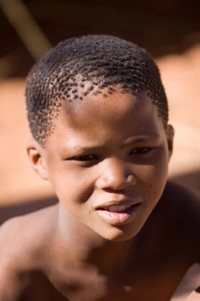 Сан-ребёнок в родном поселении — стоковое фото