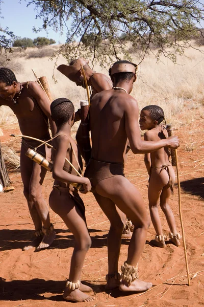 San people in native settlement — Stock Photo, Image