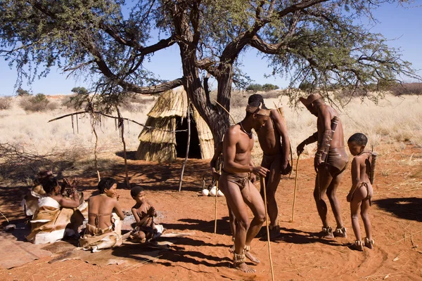 San people in native settlement — Stock Photo, Image