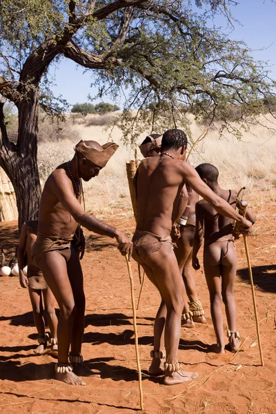 San people in native settlement — Stock Photo, Image