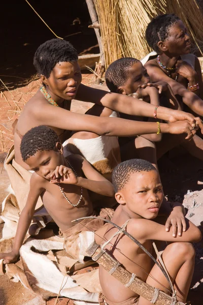 San people in native settlement — Stock Photo, Image