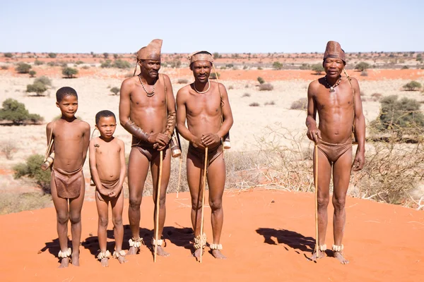 San mensen in inheemse nederzetting — Stockfoto