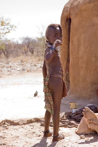 Himba bambino nel villaggio natale — Foto Stock