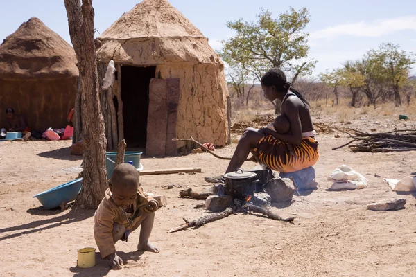 Himba madre e hijos — Foto de Stock