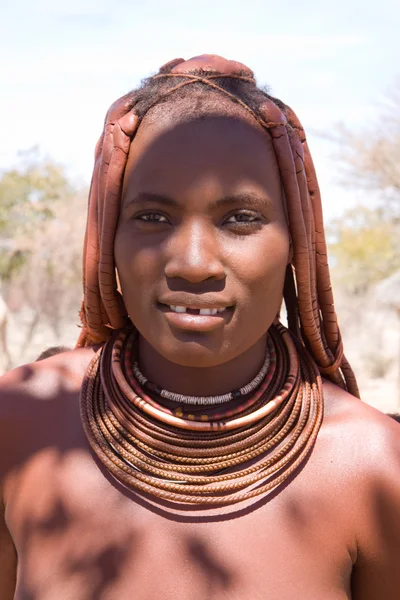 Himba Frau in ihrem Dorf — Stockfoto