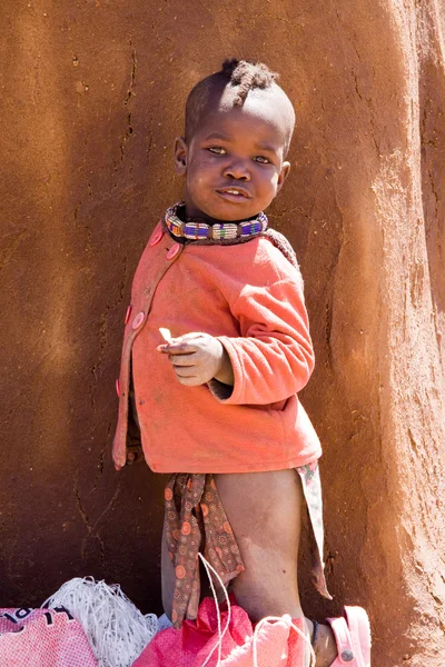 Himba çocuk yerli Köyü — Stok fotoğraf