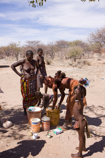 Химба в своей деревне
