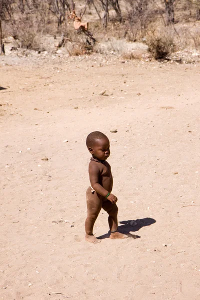 Himba criança na aldeia nativa — Fotografia de Stock