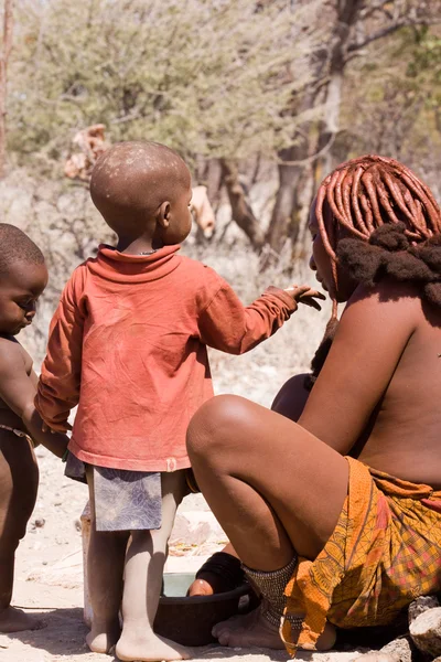 Himba moeder en kinderen — Stockfoto