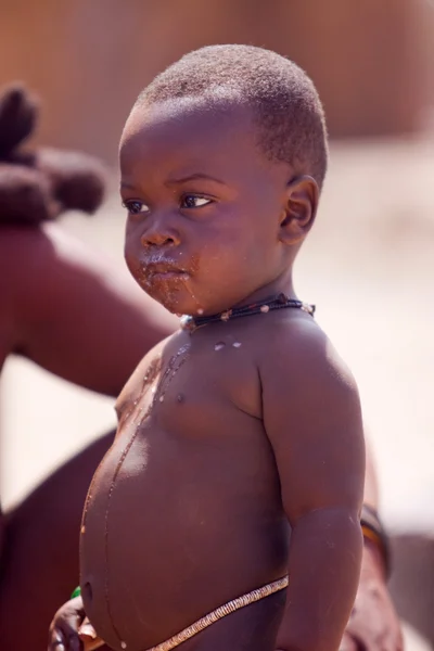 Ребёнок Химба в родной деревне — стоковое фото