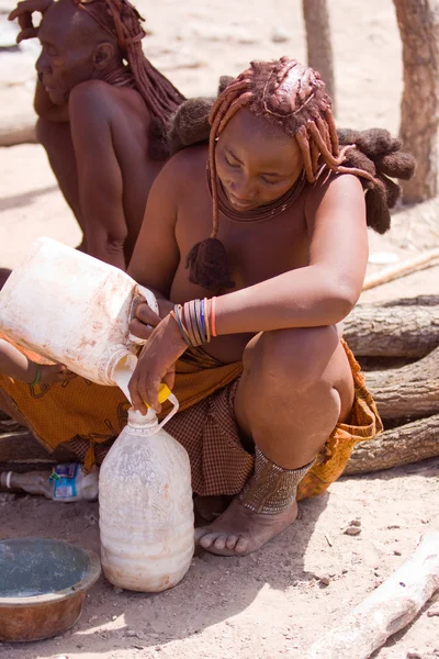 Himba man en vrouw — Stockfoto