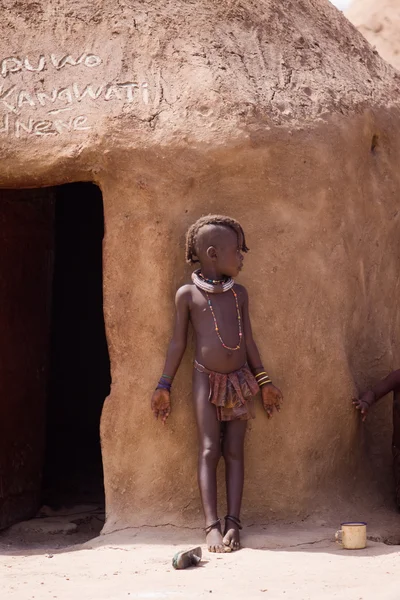 Himba bambino nel villaggio natale — Foto Stock