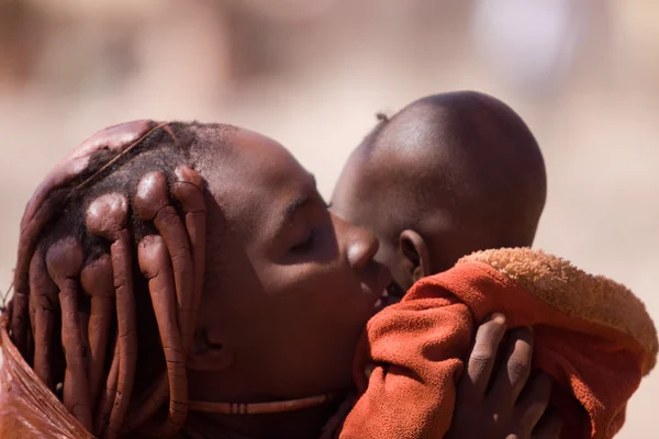 Himba mor och barn — Stockfoto