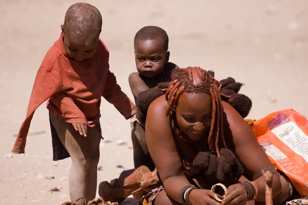 Himba mãe e filhos — Fotografia de Stock