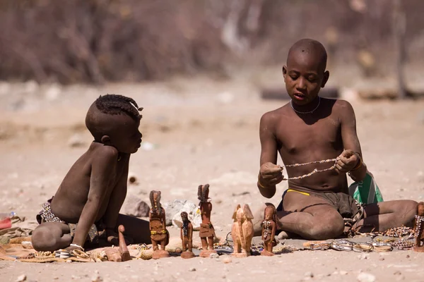 Himba niños en pueblo nativo — Foto de Stock