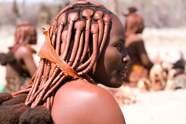 Himba povo em sua aldeia — Fotografia de Stock