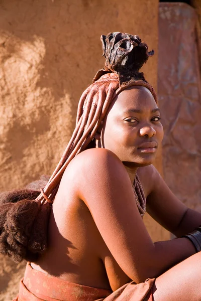 Himba γυναίκα στο χωριό της — Φωτογραφία Αρχείου
