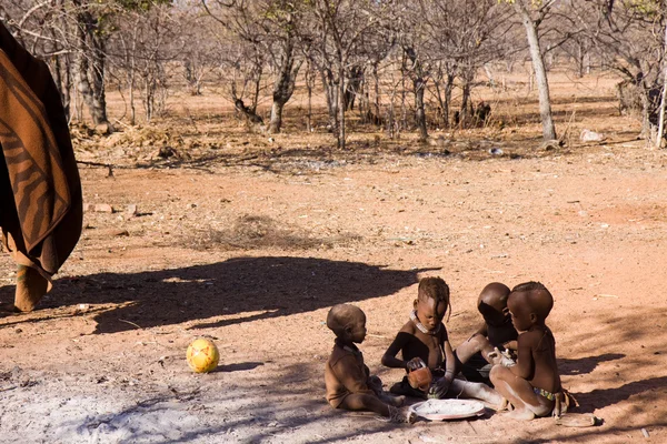 Himba enfants dans le village natal — Photo