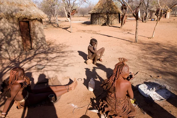 La gente de Himba en su pueblo — Foto de Stock