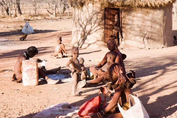 La gente de Himba en su pueblo — Foto de Stock