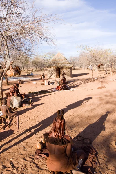 Himba povo em sua aldeia — Fotografia de Stock