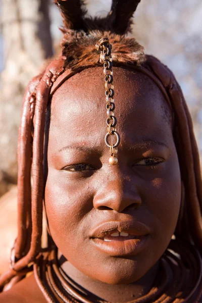 Himba Frau in ihrem Dorf — Stockfoto