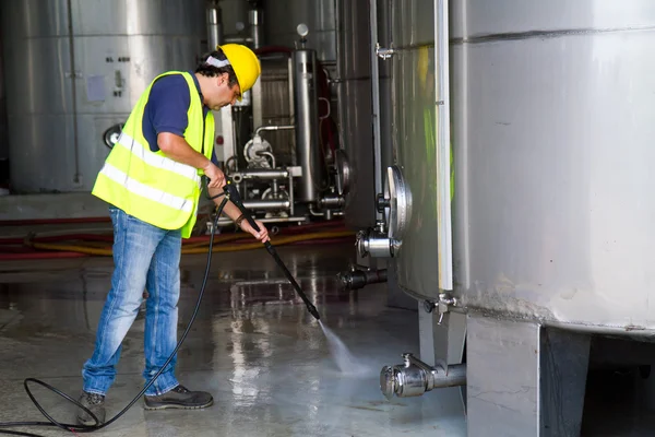 Werknemer in harde hoed druk wassen Rechtenvrije Stockafbeeldingen