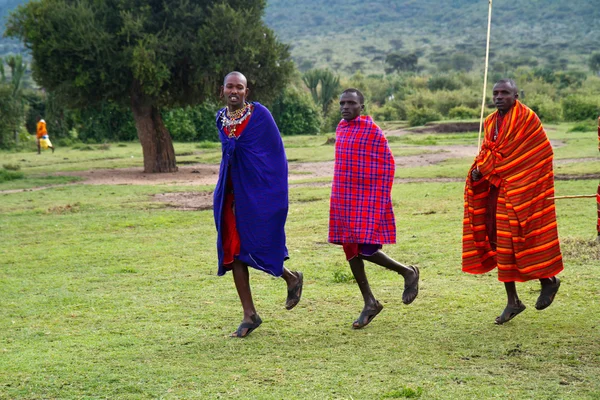 Kenianische Massai-Männer in Mänteln — Stockfoto